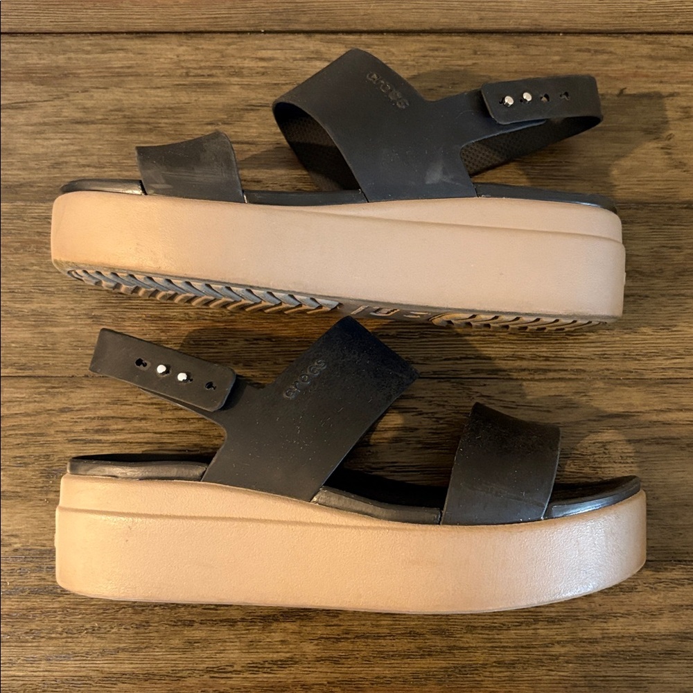 ❌SOLD❌[CROCS] Brooklyn Low Wedge Platform Sandals in Black & Mushroom Women's 8 - Picture 10 of 13